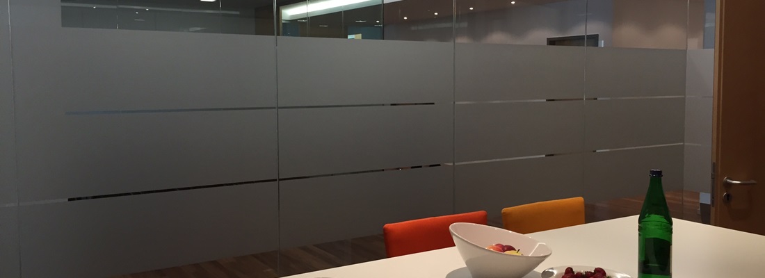 Büroglaswand mit Milchglasfolie: horizontale Streifen sorgen für Diskretion und elegantes Design