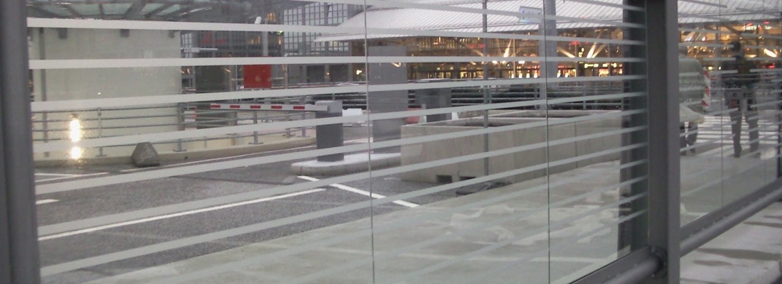 Glasfassade ohne Sichtschutzfolie mit Blick auf Parkplatz