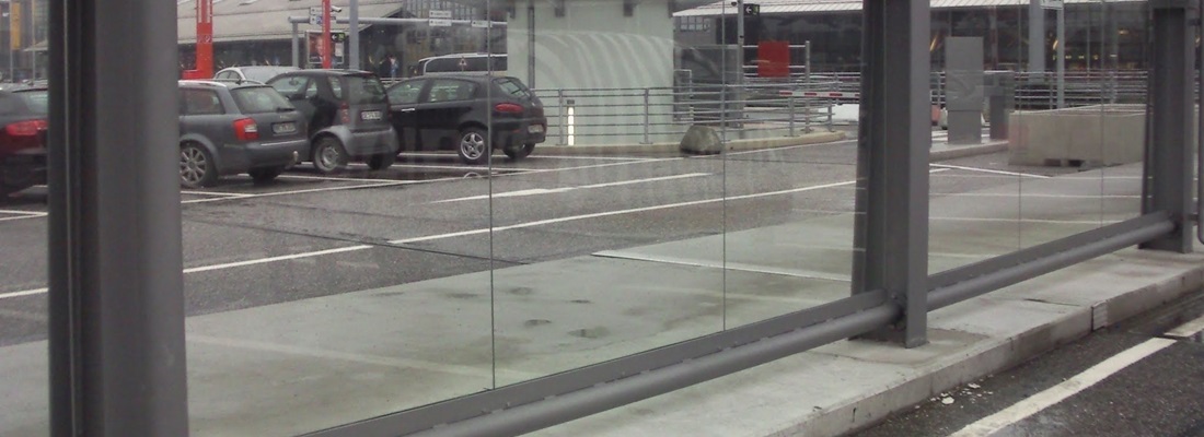 Glasfassade ohne Sichtschutzfolie mit Blick auf Parkplatz